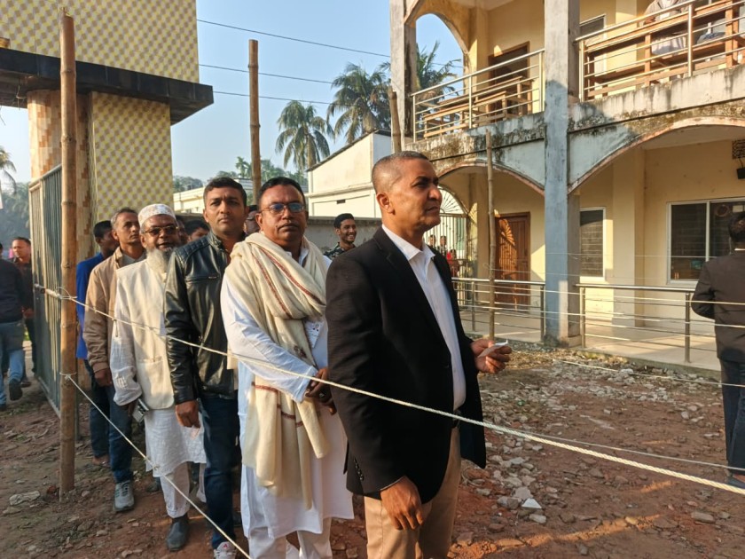 ভোলা-৪ আসনের বিএনপির প্রার্থী জনগণের কাতারে দাঁড়িয়ে ভোটাধিকার প্রয়োগ করেন নুরুল ইসলাম নয়ন
