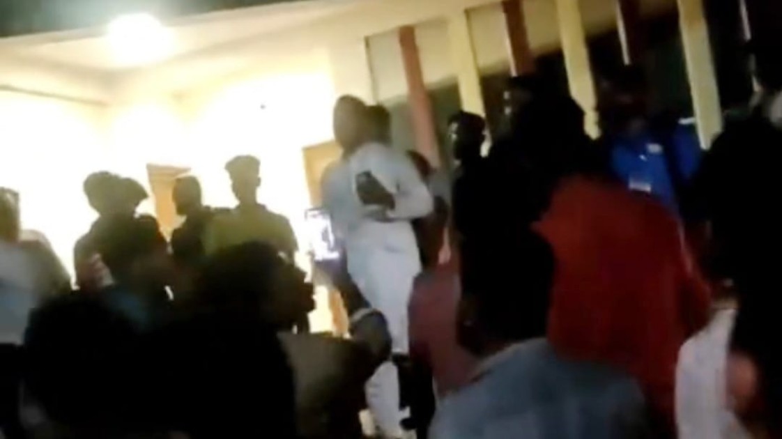 ভোলার লালমোহনে তেল না পেয়ে ইউএনওর বাসার সামনে মোটরসাইকেলচালকদের বিক্ষোভ