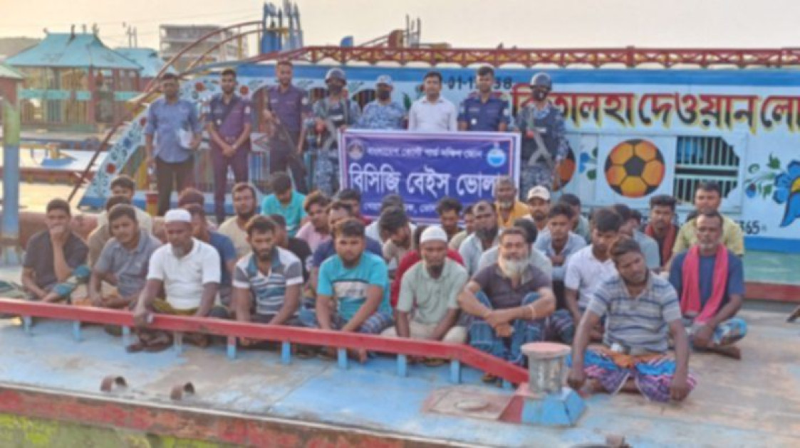 ভোলার মেঘনা নদীতে অবৈধভাবে বালু উত্তোলনের সময়  ৪৪জনকে আটক :  ভ্রম্যমাণ আদালতে সাজা প্রদান